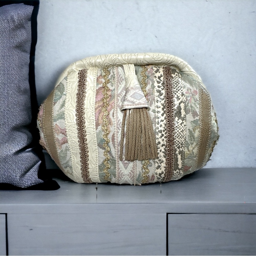 Vintage Tapestry Quilted Clamshell Closure Clutch Crossbody with Tassel NWOT